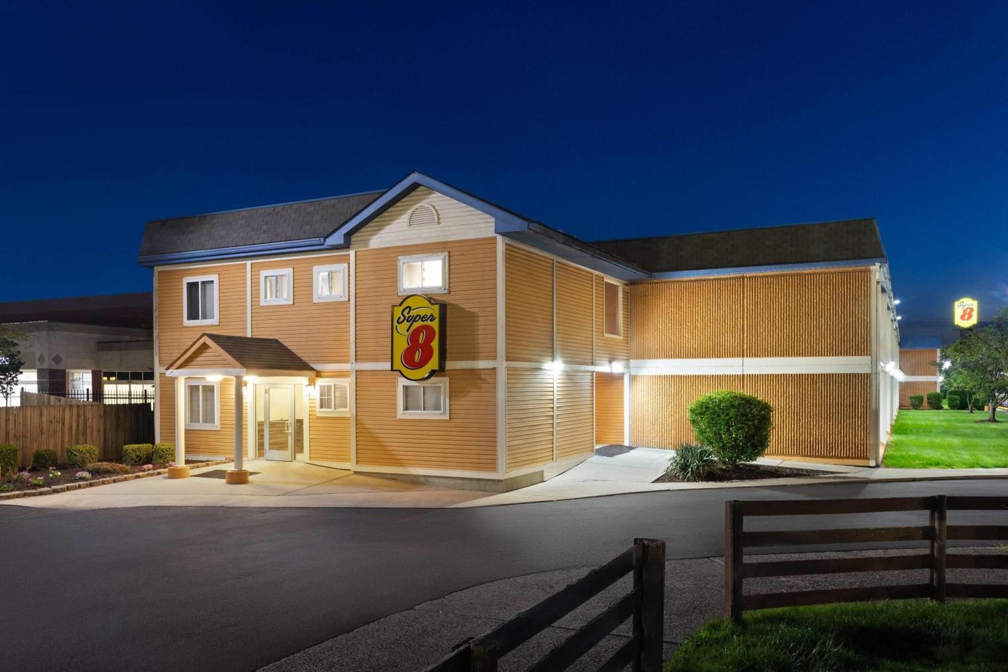 Super 8 By Wyndham Columbus Hotel Екстериор снимка