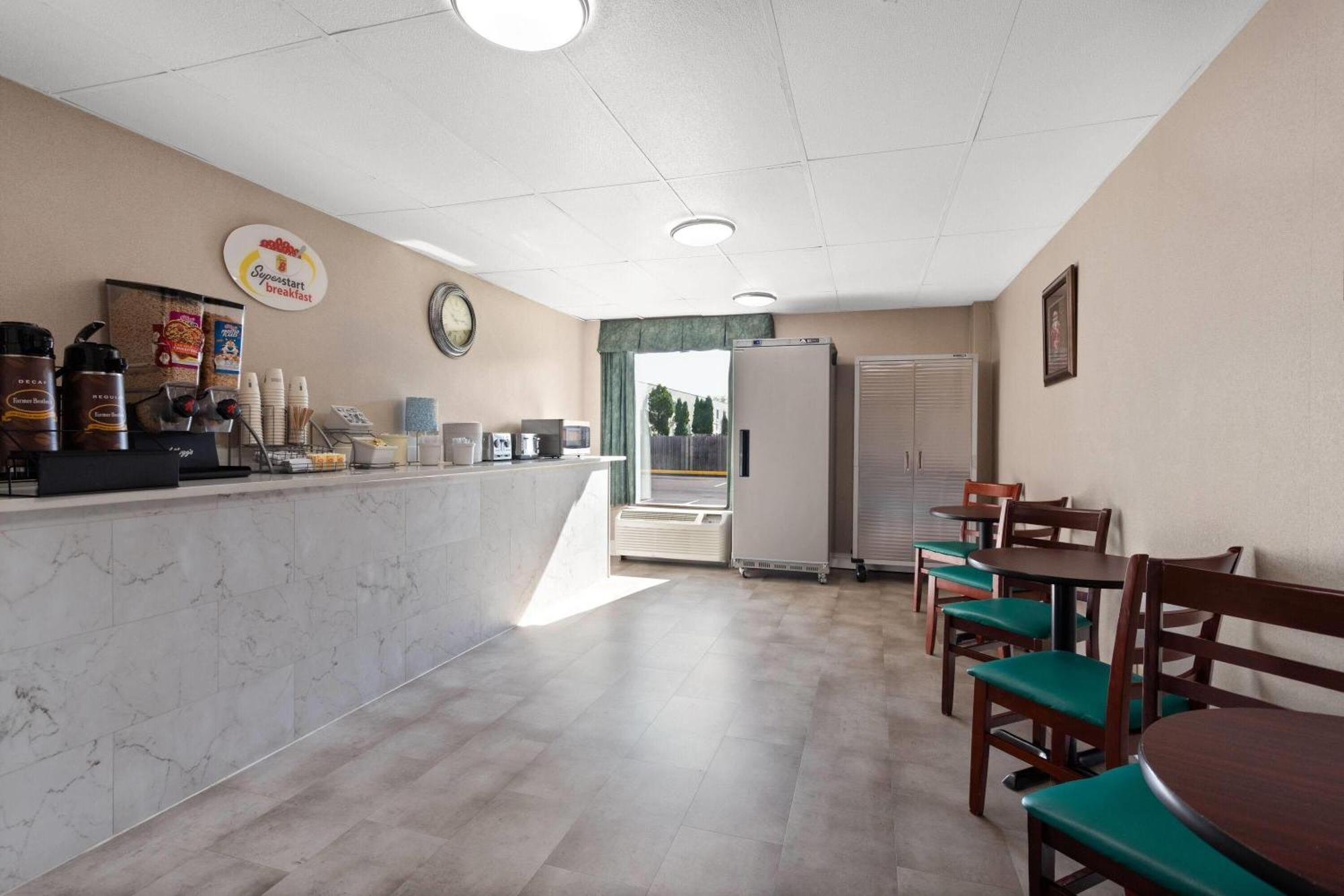 Super 8 By Wyndham Columbus Hotel Екстериор снимка