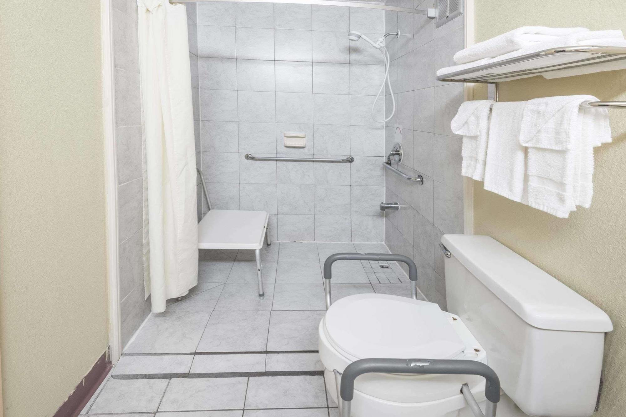 Super 8 By Wyndham Columbus Hotel Екстериор снимка